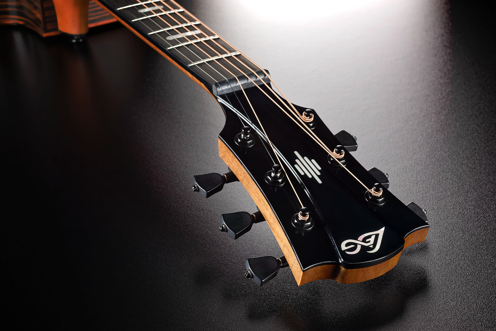 HyVibe 50 Auditorium Bevel Cutaway Gloss